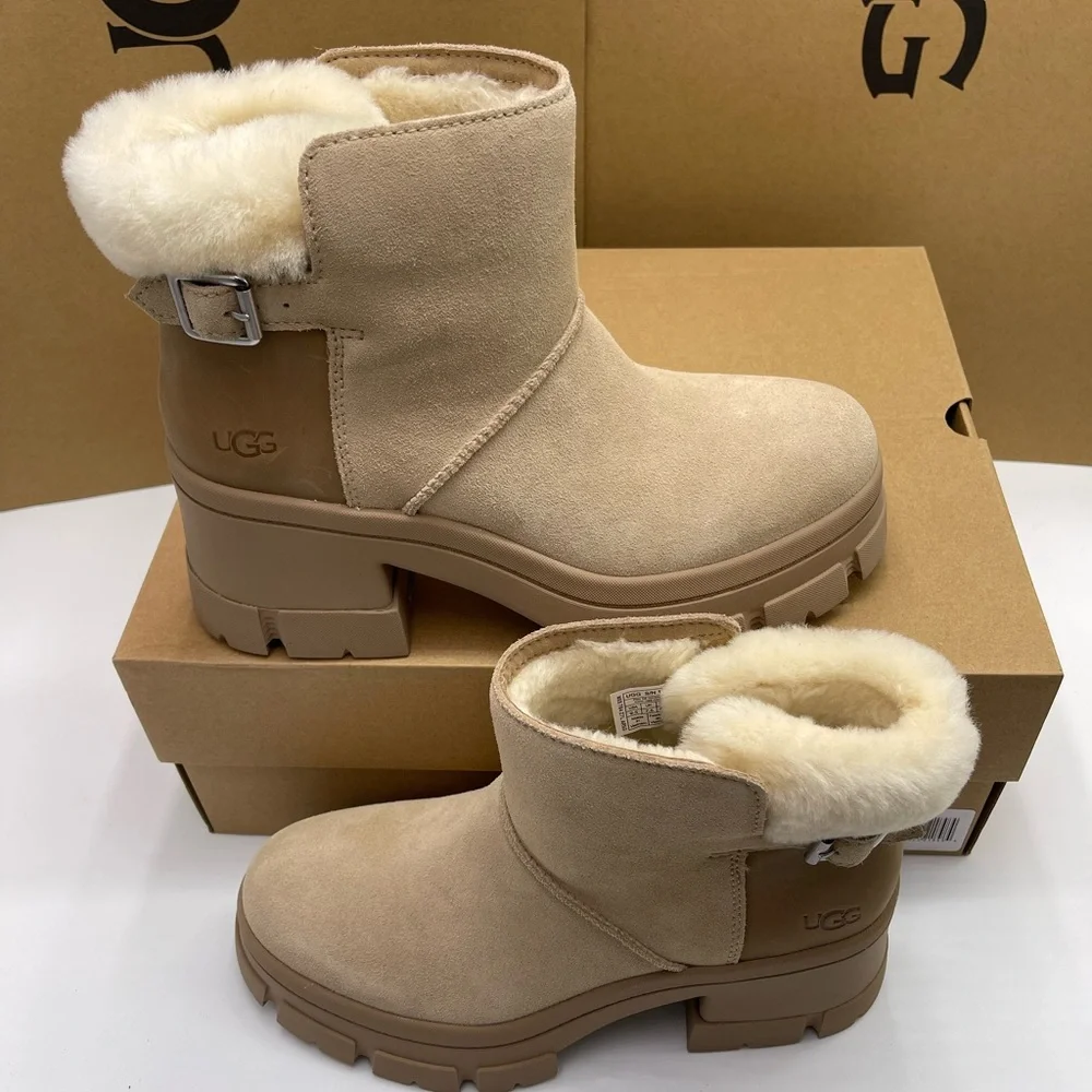 UGG Women's W BROOKLYN BUCKLE PLATFORM HIGH HEELS BOOTS SAND Tan Ankle Boots